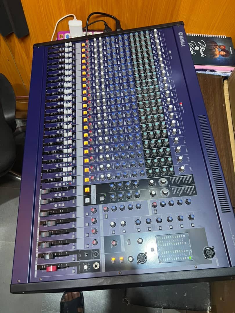 Yamaha Professional mixer MG-24fx