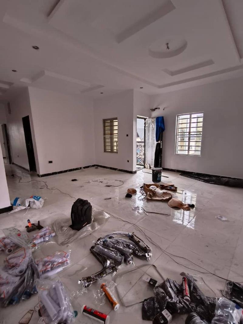 NEWLY BUILT EXECUTIVE 3 BEDROOM FLAT