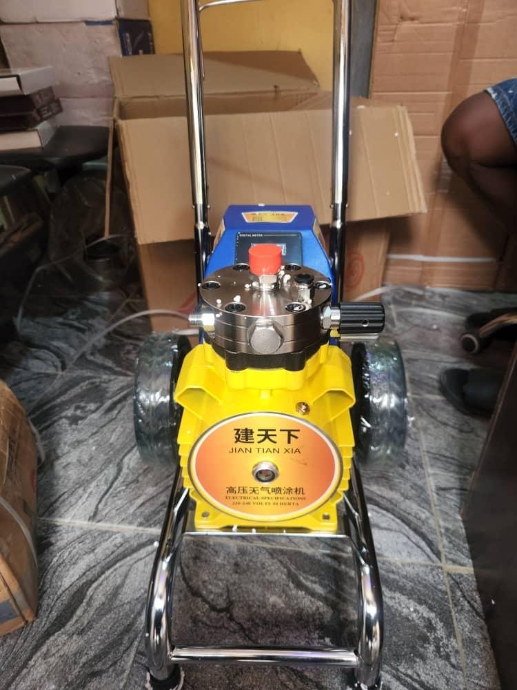 Airless sprayer machine