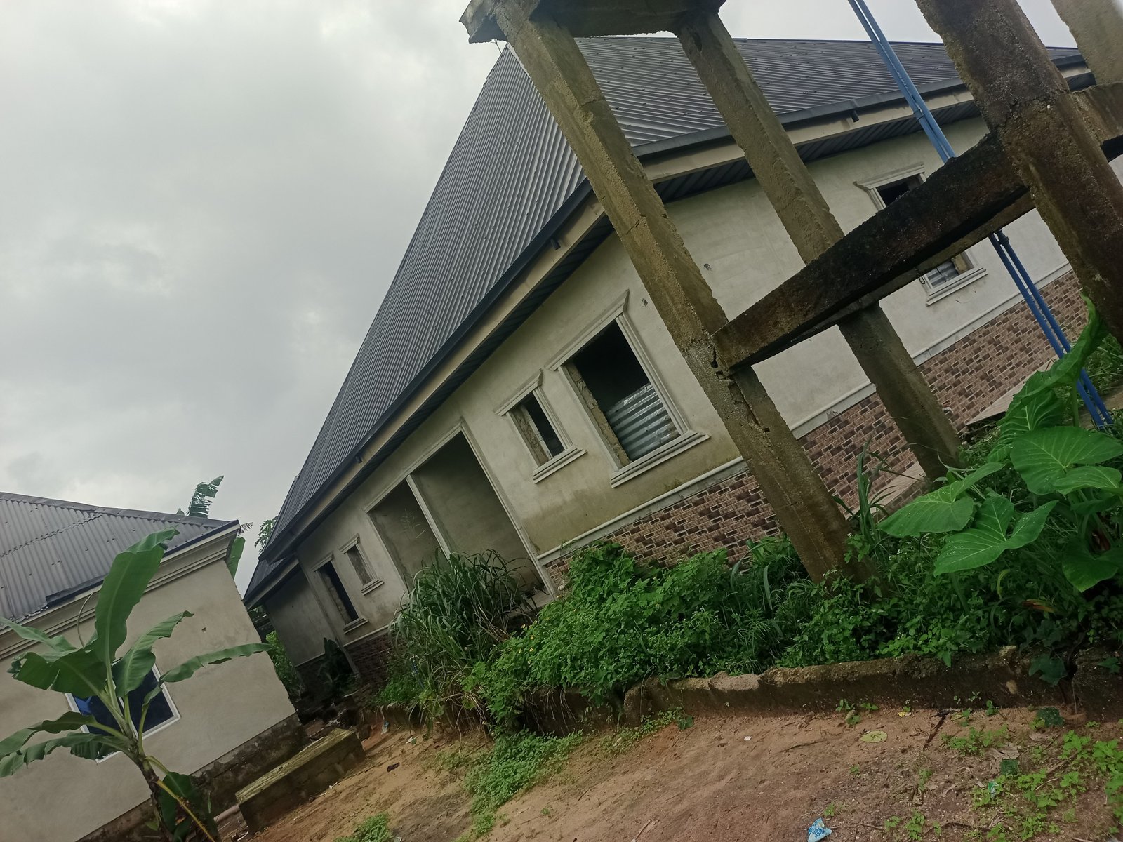 Location Afarm after old Police station,          Detail's below,                👇 One bedroom flats 2,  Self contain 2, Borehole with tank, Soackeraway done.