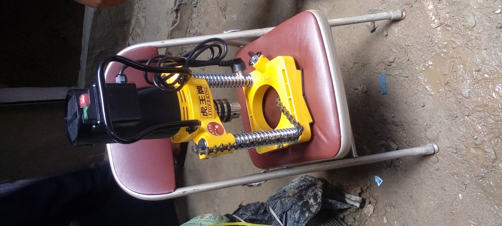 Pipe opening drilling machine