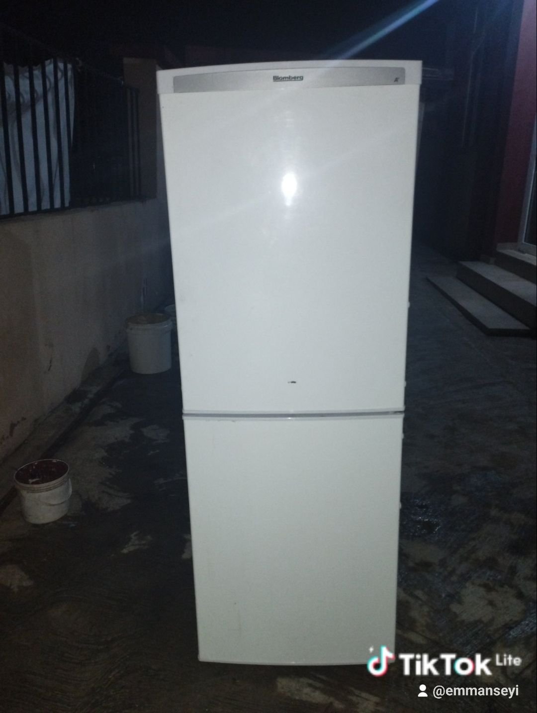Clean tokunbo fridge and freezer